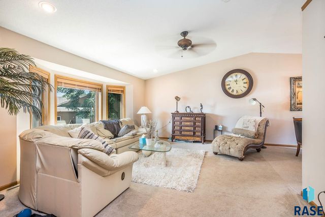2805 S Whetstone Cir Circle, Sioux Falls, SD 57103