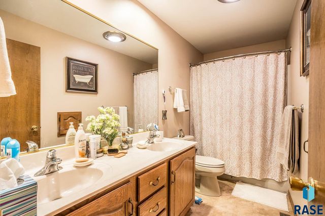 2805 S Whetstone Cir Circle, Sioux Falls, SD 57103