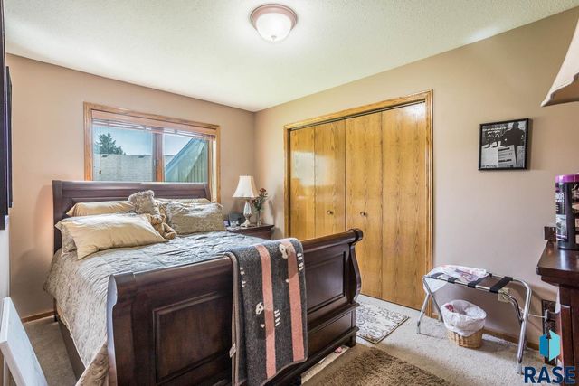 2805 S Whetstone Cir Circle, Sioux Falls, SD 57103