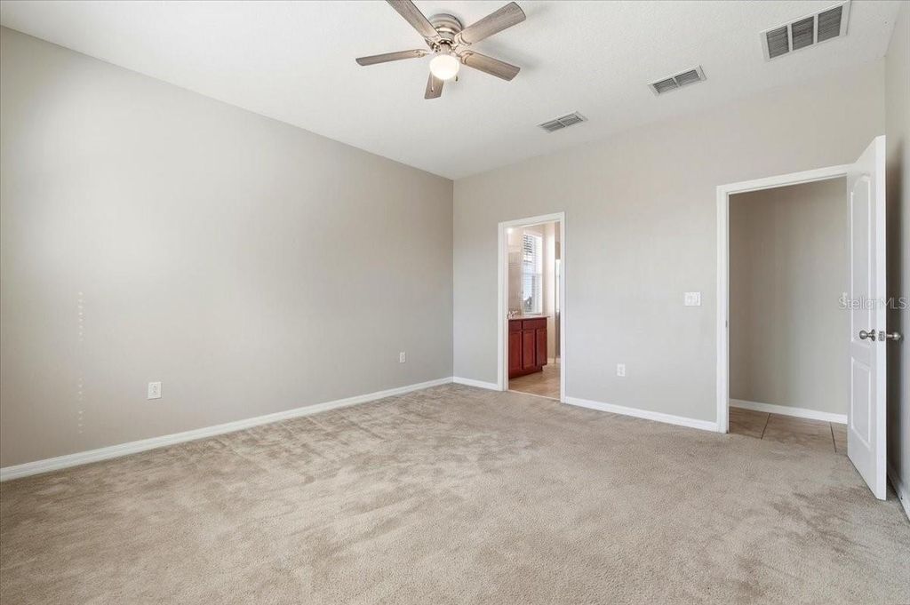 Image 12 of property listing at 215 LAKESHORE DRIVE, Davenport, FL 33837