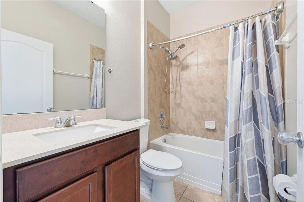 Image 19 of property listing at 215 LAKESHORE DRIVE, Davenport, FL 33837