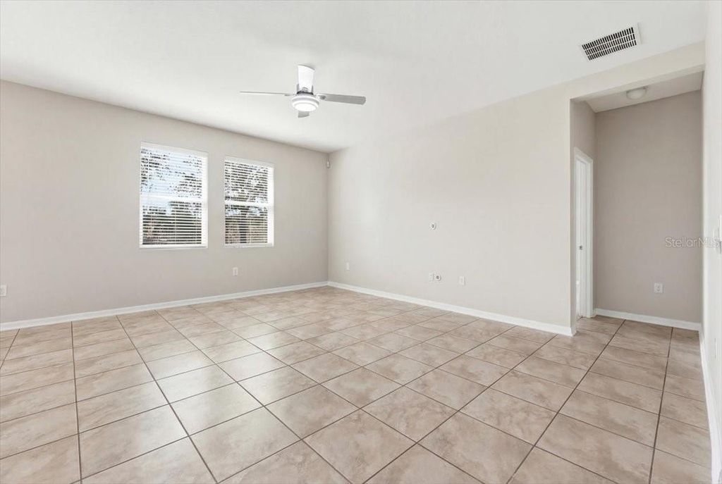 Image 4 of property listing at 215 LAKESHORE DRIVE, Davenport, FL 33837