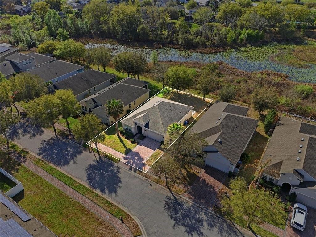 Image 36 of property listing at 215 LAKESHORE DRIVE, Davenport, FL 33837