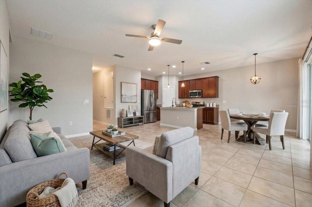 Image 5 of property listing at 215 LAKESHORE DRIVE, Davenport, FL 33837