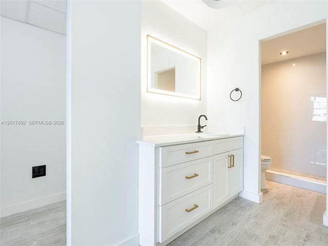 300 Bayview Dr 2115, Sunny Isles Beach, FL 33160
