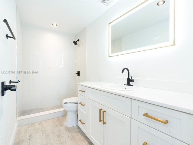 300 Bayview Dr 2115, Sunny Isles Beach, FL 33160
