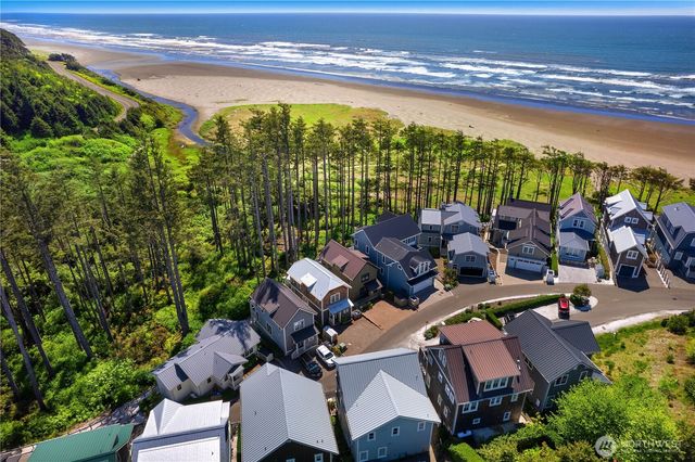 34 Seaside Lane, Pacific Beach, WA 98571