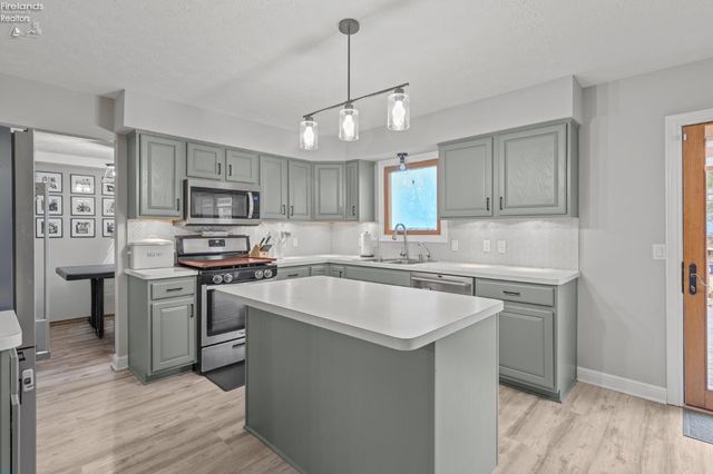 107 Keswick Court, Amherst, OH 44001