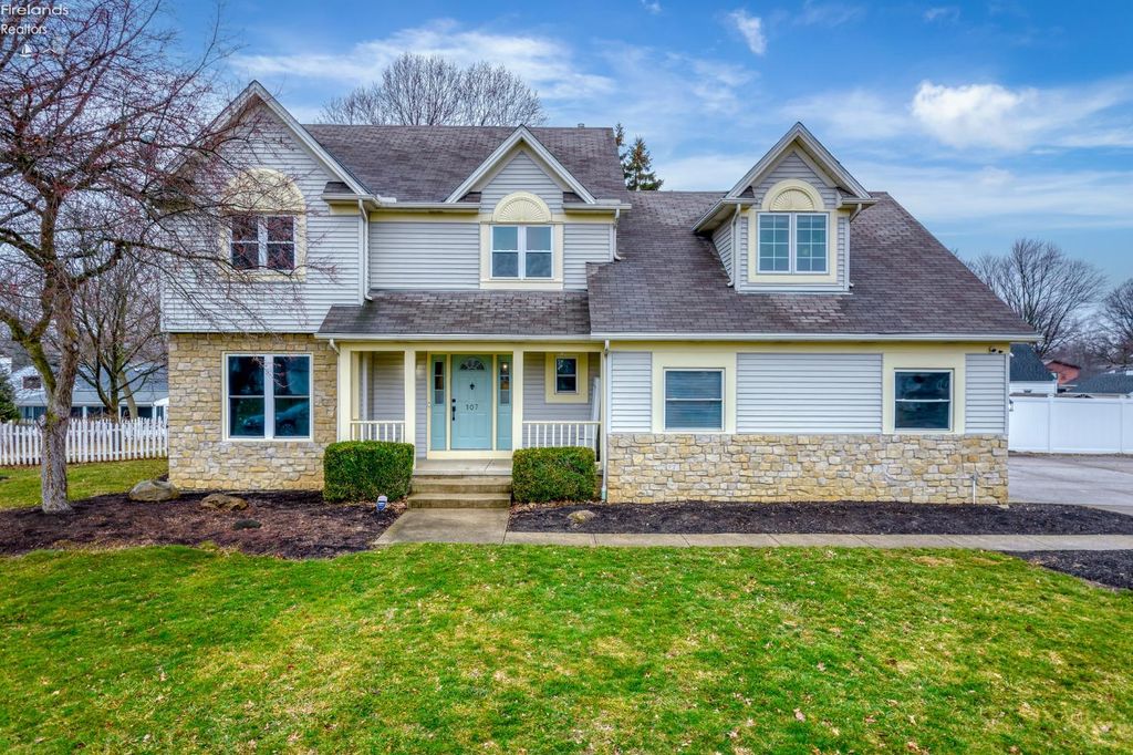 107 Keswick Court, Amherst, OH 44001