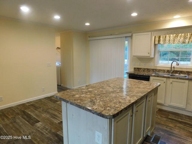 1019 Harkers Island Road, Beaufort, NC 28516