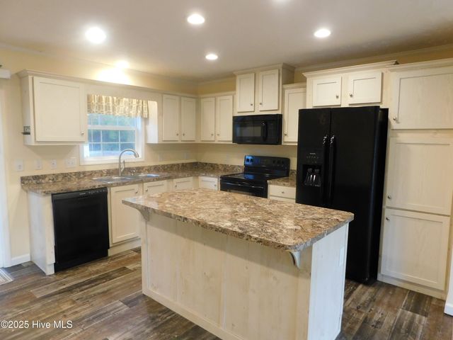 1019 Harkers Island Road, Beaufort, NC 28516