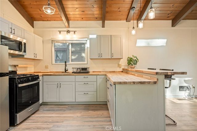 1048 Mercury, Crestline, CA 92325
