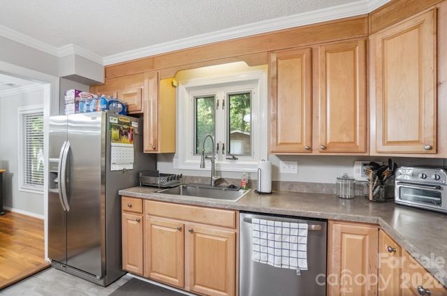 8616 Longbriar Drive, Charlotte, NC 28212