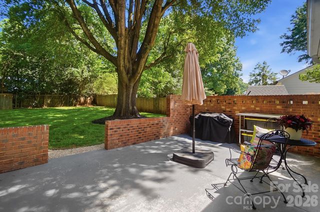 8616 Longbriar Drive, Charlotte, NC 28212