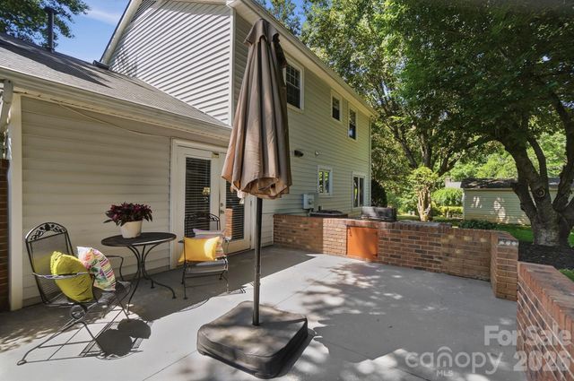 8616 Longbriar Drive, Charlotte, NC 28212