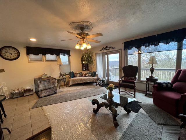 602 Riverview Dr, Dravosburg, PA 15034