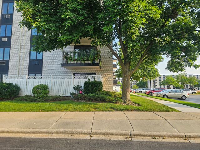9078 W Heathwood Drive 1M, Niles, IL 60714