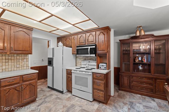 11495 Applewood Drive, Warren, MI 48093