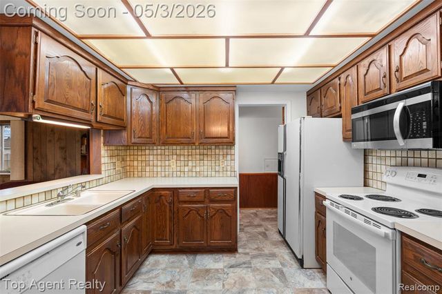 11495 Applewood Drive, Warren, MI 48093
