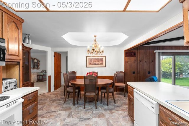 11495 Applewood Drive, Warren, MI 48093