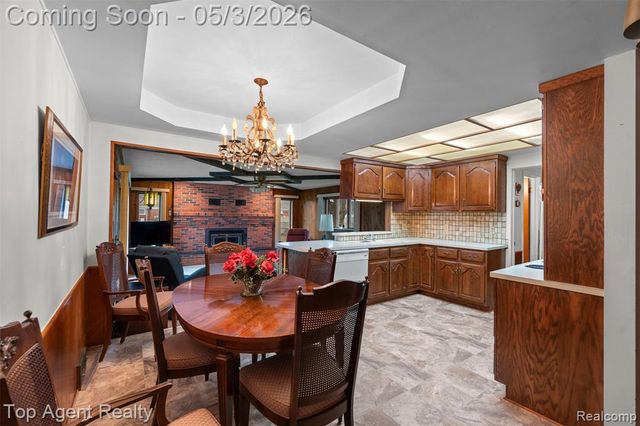 11495 Applewood Drive, Warren, MI 48093
