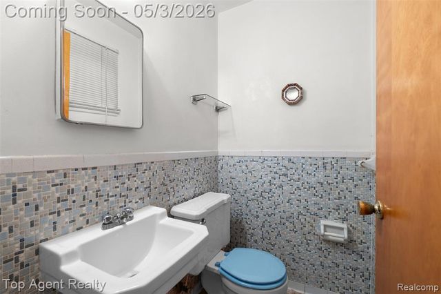 11495 Applewood Drive, Warren, MI 48093
