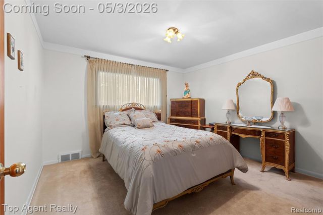 11495 Applewood Drive, Warren, MI 48093