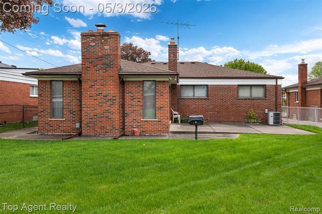11495 Applewood Drive, Warren, MI 48093