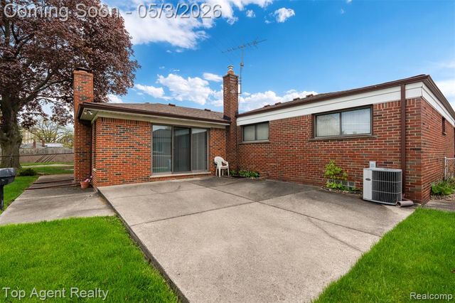 11495 Applewood Drive, Warren, MI 48093