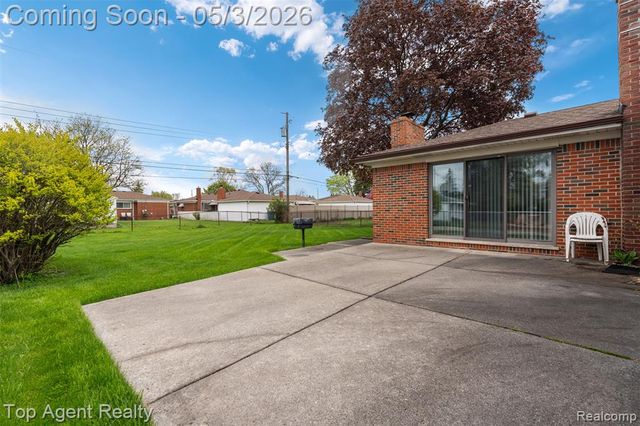 11495 Applewood Drive, Warren, MI 48093