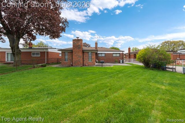 11495 Applewood Drive, Warren, MI 48093