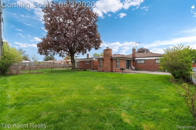 11495 Applewood Drive, Warren, MI 48093