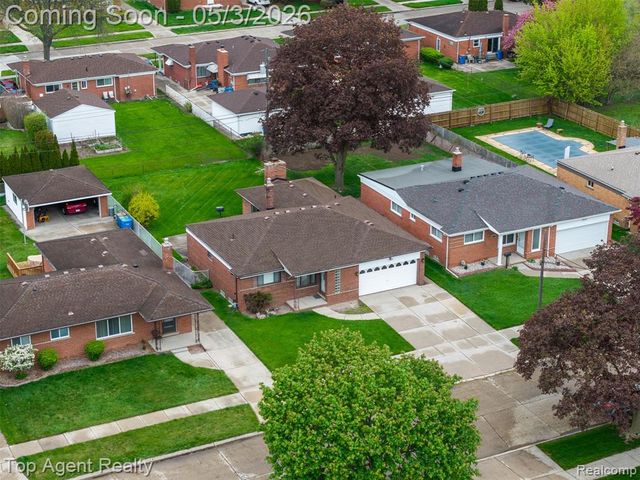 11495 Applewood Drive, Warren, MI 48093