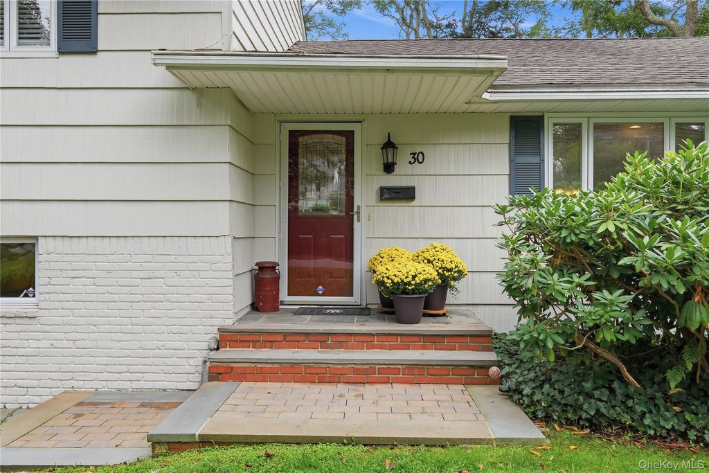 30 Oregon Drive, Huntington Station, NY 11746 — photo 5