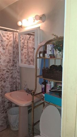 750 NE 171st St, North Miami Beach, FL 33162