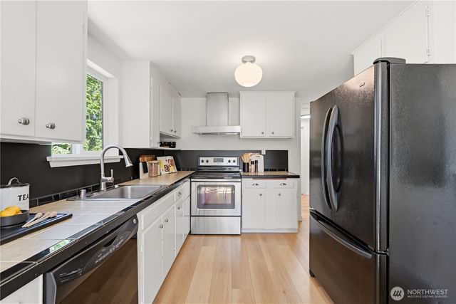 15839 15th Avenue NE, Shoreline, WA 98155