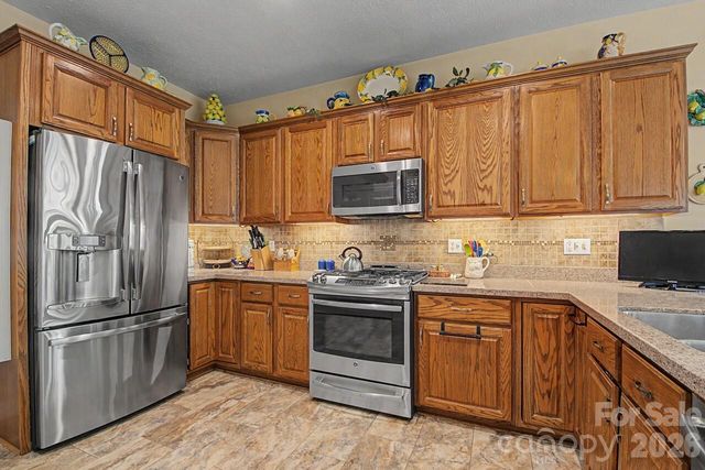 606 Carriage Commons Drive, Hendersonville, NC 28791
