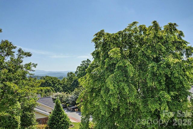 606 Carriage Commons Drive, Hendersonville, NC 28791