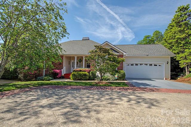 606 Carriage Commons Drive, Hendersonville, NC 28791