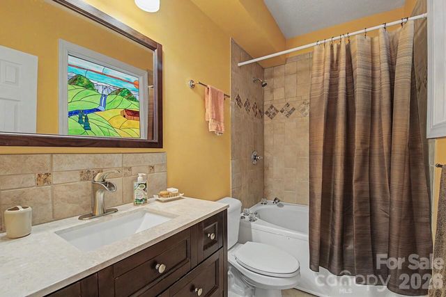 606 Carriage Commons Drive, Hendersonville, NC 28791
