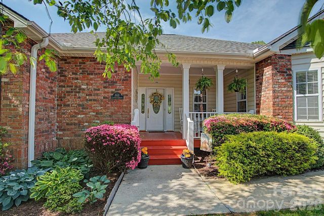 606 Carriage Commons Drive, Hendersonville, NC 28791