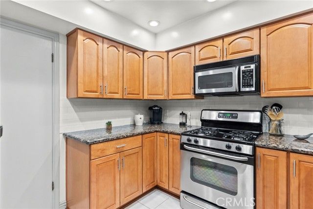 6752 Hillpark Drive 202, Los Angeles, CA 90068