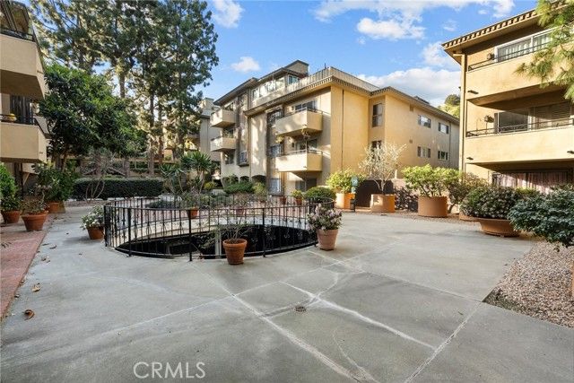 6752 Hillpark Drive 202, Los Angeles, CA 90068