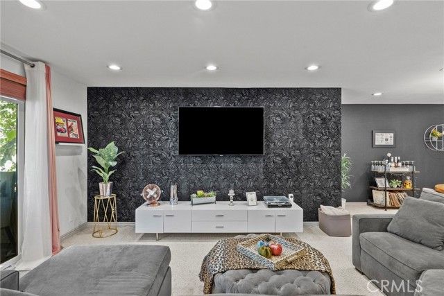 6752 Hillpark Drive 202, Los Angeles, CA 90068