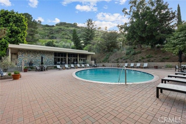 6752 Hillpark Drive 202, Los Angeles, CA 90068