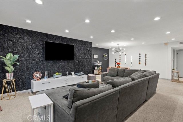 6752 Hillpark Drive 202, Los Angeles, CA 90068