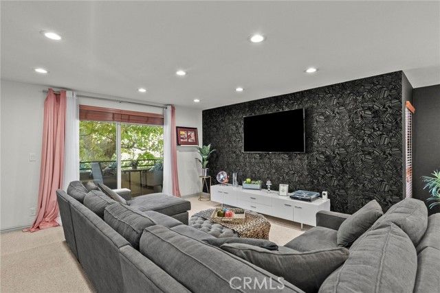 6752 Hillpark Drive 202, Los Angeles, CA 90068