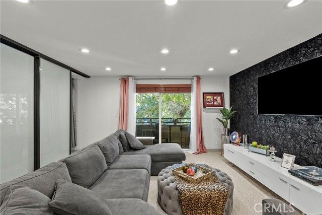 6752 Hillpark Drive 202, Los Angeles, CA 90068