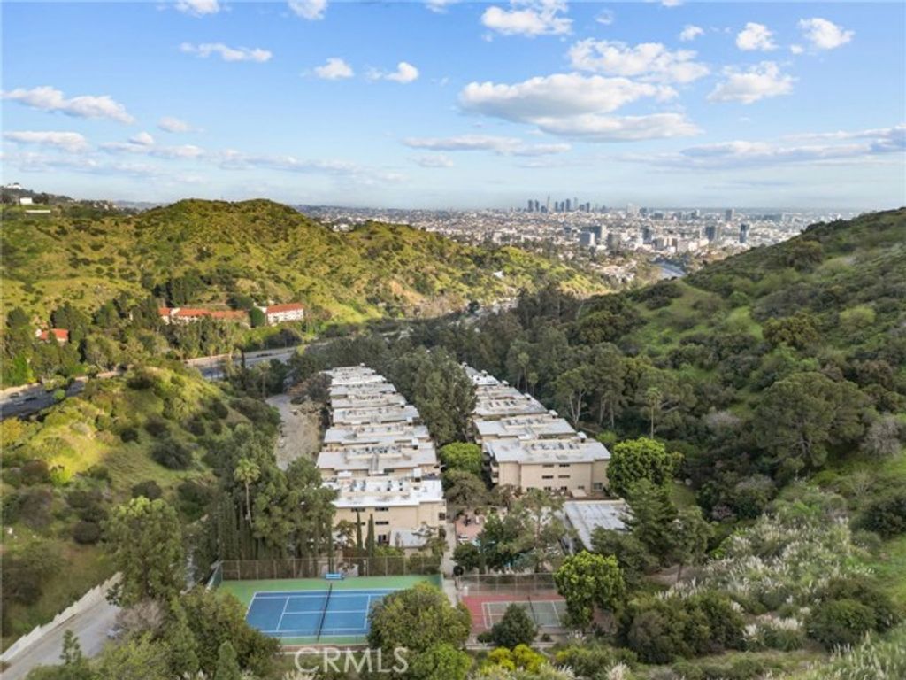 6752 Hillpark Drive 202, Los Angeles, CA 90068