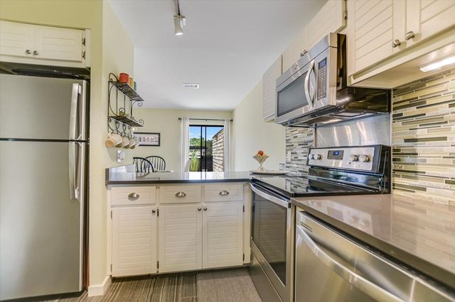 402 Lost Echo # 8, Horseshoe Bay, TX 78657